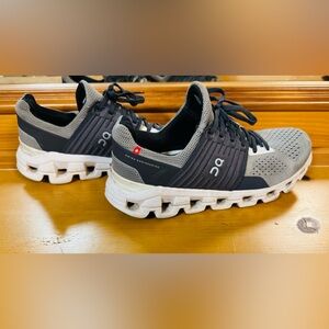 Women’s 
On Cloud 
Size 9 
Dark gray and light gray